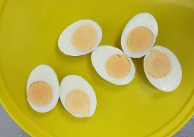 przekrojone na pół jajka